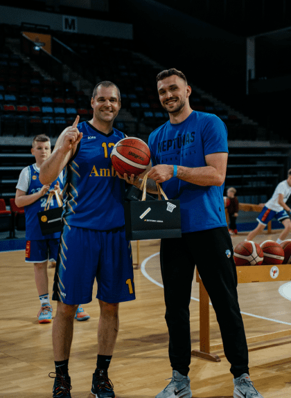 Švyturio arena PARA-TONE suvienijo krepšinio mylėtojus ir surinko 3200 eurų geram tikslui